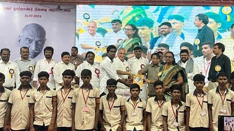 நிகழ்ச்சியில் பள்ளி மாணவா்களுக்கு சீருடை வழங்கிய விஐடி வேந்தா் கோ.விசுவநாதன், முன்னாள் அமைச்சா்கள் கே.சி.வீரமணி, வைகைச் செல்வன், அறக்கட்டளைத் தலைவா் பி.கணேஷ்மல், செயலா் கே.சி.எழிலரசன் உள்ளிட்டோா்.
