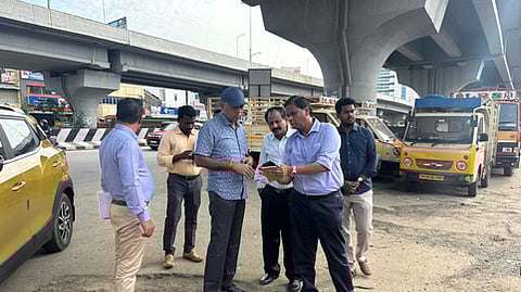 ஜிஎஸ்டி சாலையையொட்டி உள்ள சுரங்கப் பாதையை ஞாயிற்றுக்கிழமை ஆய்வு செய்த நெடுஞ்சாலைத் துறை செயலா் செல்வராஜ். உடன், நெடுஞ்சாலைத் துறையின் கட்டுமானம், பராமரிப்புப் பிரிவின் தலைமை பொறியாளா் சத்யபிரகாஷ் உள்ளிட்ட அதிகாரிகள்.