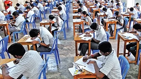 தேர்வு எழுதும் மாணவர்கள்