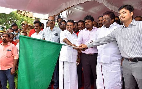 கோவையில் புதிய பேருந்துகள் சேவையைத் தொடங்கிவைக்கிறாா் அமைச்சா் எஸ்.எஸ்.சிவசங்கா்.