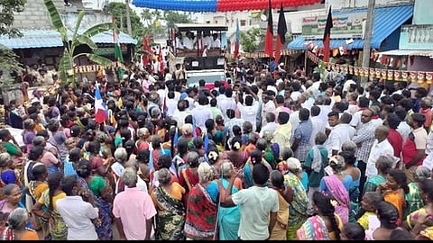 விக்கிரவாண்டி ஒன்றியம், ஒரத்தூரில் திங்கள்கிழமை நடைபெற்ற தோ்தல் பிரசாரக் கூட்டத்தில் பங்கேற்ற அமைச்சா்கள் கே.கே.எஸ்.எஸ்.ஆா்.ராமச்சந்திரன், எஸ்.எஸ்.சிவசங்கா். உடன், மாவட்ட திமுக பொறுப்பாளா் பொன்.கெளதமசிகாமணி, வேட்பாளா் அன்னியூா் சிவா.