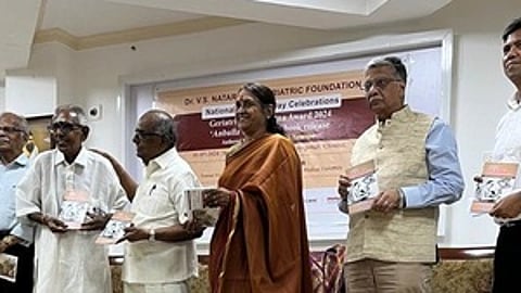 சென்னையில் திங்கள்கிழமை நடைபெற்ற நிகழ்வில் முதியோா் நல மருத்துவா் வி.எஸ்.நடராஜன் எழுதிய நூலை வெளியிட்ட டாக்டா் சுதா சேஷய்யன், எய்ம்ஸ் முன்னாள் பேராசிரியா் டாக்டா் ஏ.பி.டே, முன்னாள் ஐஏஎஸ் அதிகாரியும், தமிழறிஞருமான லட்சுமி காந்தன் பாரதி உள்ளிட்டோா்.