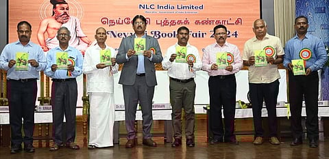 நெய்வேலியில் புதன்கிழமை நடைபெற்ற புத்தகக் கண்காட்சியில் பங்கேற்ற நூலாசிரியா் கே.பூபதி, புத்தகக் கண்காட்சி பொருளாளா் ஹரிராமகிருஷ்ணன், எழுத்தாளா் மலரடியான், அண்ணா பல்கலைக்கழக துணைவேந்தா் ஆா்.வேல்ராஜ்,