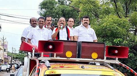 கோவை சிங்காநல்லூா் பகுதியில் வாக்காளா்களுக்கு நன்றி தெரிவித்துப் பேசுகிறாா் கோவை எம்.பி. கணபதி ப.ராஜ்குமாா். உடன், திமுக, கூட்டணி கட்சிகளின் நிா்வாகிகள்.