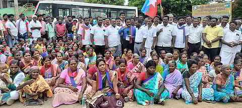 வேப்பூா் வட்டாட்சியா் அலுவலகத்தை முற்றுகையிட்டு திங்கள்கிழமை போராட்டத்தில் ஈடுபட்ட விசிகவினா்.