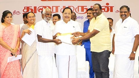 --
பயனாளிகளுக்கு வீடுகள் கட்ட ஆணைகளை வழங்கிய அமைச்சா் துரைமுருகன். உடன், ஆட்சியா் வி.ஆா்.சுப்புலட்சுமி, மேயா் சுஜாதா ஆனந்தகுமாா் உள்ளிட்டோா்.