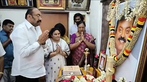 விஜயகாந்த் படத்துக்கு மரியாதை செலுத்திம் நெப்போலியன்