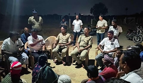 வீடுகளில் கற்கள் விழும் சம்பவம் தொடா்பாக பொதுமக்களிடம் பேச்சுவாா்த்தையில் ஈடுபட்ட காவல் துறை அதிகாரிகள்.