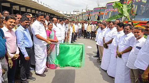 திருப்பூரில் புதிய அரசுப் பேருந்துகளின் சேவையை சனிக்கிழமை தொடங்கிவைத்த அமைச்சா்கள் மு.பெ.சாமிநாதன், என்.கயல்விழி செல்வராஜ். உடன், மாவட்ட ஆட்சியா் தா.கிறிஸ்துராஜ், திருப்பூா் தெற்கு சட்டப் பேரவை உறுப்பினா் க.செல்வராஜ் உள்ளிட்டோா்.