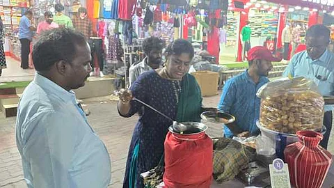 பானி பூரி கடையில் ஆய்வு மேற்கொள்ளும் உணவுப் பாதுகாப்புத் துறையினா்.