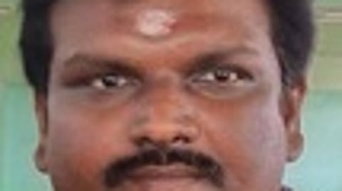 கைது செய்யப்பட்ட இளநிலை உதவியாளா் சரவணன்.