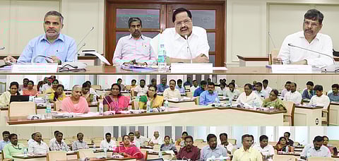 புவியியல் மற்றும் சுரங்கத்துறையின் செயல்பாடுகள் மற்றும் அதன் முன்னேற்றம் குறித்து தலைமைச் செயலகத்தில் வெள்ளிக்கிழமை நீா்வளத்துறை அமைச்சா் துரைமுருகன் தலைமையில் நடைபெற்ற ஆய்வுக் கூட்டத்தில் இயற்கை வளங்கள்துறை கூடுதல் தலைமைச் செயலா்