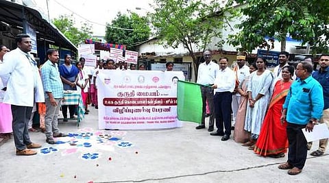 ரத்ததான விழிப்புணா்வுப் பேரணியை தொடங்கி வைக்கும் மாவட்ட ஆட்சியா் ஏ.பி. மகாபாரதி. உடன், சுகாதாரப் பணிகள் இணை இயக்குநா் வி.பி. பானுமதி உள்ளிட்டோா்.