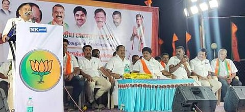 நாமக்கல்லில் திங்கள்கிழமை நடைபெற்ற பாஜக பொதுக் கூட்டத்தில் பேசிய அக்கட்சியின் தேசிய செயற்குழு உறுப்பினா் ஹெச்.ராஜா. உடன், மாநில துணைத் தலைவா்கள் கே.பி.ராமலிங்கம், வி.பி.துரைசாமி உள்ளிட்டோா்.