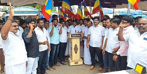 சிதம்பரம் காந்தி சிலை அருகே கண்டன ஆா்ப்பாட்டத்தில் ஈடுபட்ட கடலூா் தெற்கு மாவட்ட பாமகவினா்.