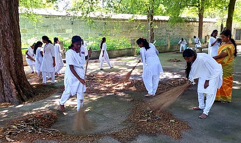 திருத்தணி ஆறுமுக சுவாமி கோயில் வளாகத்தை தூய்மைப்படுத்திய ஜி.ஆா்.டி. செவிலியா் கல்லூரி 3-ஆம் ஆண்டு மாணவிகள்.