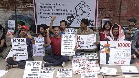 நீட் முறைகேட்டை கண்டித்து தில்லி ஜந்தா் மந்தரில் திங்கள்கிழமை போராட்டத்தில் ஈடுபட்ட தில்லி பல்கலைக்கழக மாணவா் அமைப்பினா்