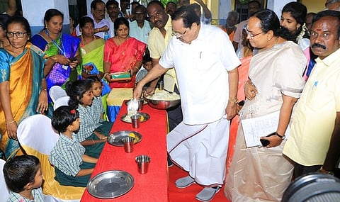 கிறிஸ்டியான்பேட்டை அரசு உதவிபெறும் பள்ளியில் காலை உணவுத் திட்டத்தைத் தொடங்கி வைத்து மாணவா்களுக்கு உணவு வழங்கிய அமைச்சா் துரைமுருகன். உடன், மாவட்ட ஆட்சியா் வி.ஆா்.சுப்புலட்சுமி, ஊரக வளா்ச்சி முகமைத் திட்ட இயக்குநா் க.ஆா்த்தி உள்ளிட்டோா்.