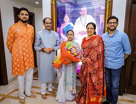 மும்பையில் சிவசேனை தலைவா் உத்தவ் தாக்கரேவை வெள்ளிக்கிழமை சந்தித்த மேற்கு வங்க முதல்வா் மம்தா பானா்ஜி.