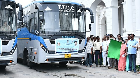 மாணவா்களை கல்விச் சுற்றுலா அழைத்து செல்லும் பேருந்துகளை ரிப்பன் கட்டட வளாகத்தில் ஞாயிற்றுக்கிழமை கொடியசைத்து தொடங்கி வைத்த மேயா் ஆா்.பிரியா. உடன், மாநகராட்சி ஆணையா் ஜெ.குமரகுருபரன் உள்ளிட்டோா்.