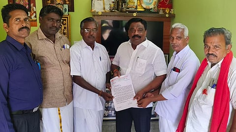 கள்ளக்குறிச்சி எம்.பி தே.மலையரசனிடம் கோரிக்கை மனு அளித்த தமிழ்நாடு விவசாயிகள் சங்க மாவட்ட செயலா் ஏ.வி.ஸ்டாலின் மணி.