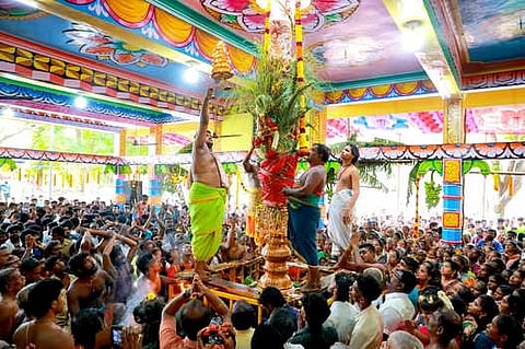 கோயிலில் நடைபெற்ற கொடியேற்றம்.