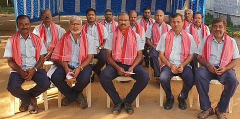 உண்ணாவிரதப் போராட்டத்தில் ஈடுபட்ட அசோக் லேலண்ட் தொழிலாளா்கள்.