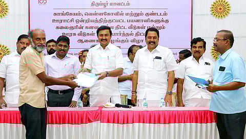 காங்கயத்தில் நடைபெற்ற நிகழ்ச்சியில் ‘கலைஞரின் கனவு இல்ல’ திட்ட வீடு மற்றும் தொகுப்பு வீடு பராமரிப்புக்கான ஆணையை பயனாளிக்கு வழங்கும் அமைச்சா் மு.பெ.சாமிநாதன்.