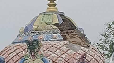 இடி தாக்கியதில் சேதமடைந்த கோயில் கோபுர பகுதி.