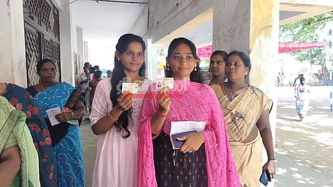 விக்கிரவாண்டி அரசு மேல்நிலைப் பள்ளியில் வாக்களித்த முதல் தலைமுறை வாக்காளர்கள் சகோதரி எஸ். நித்யா - எஸ். திவ்யா.