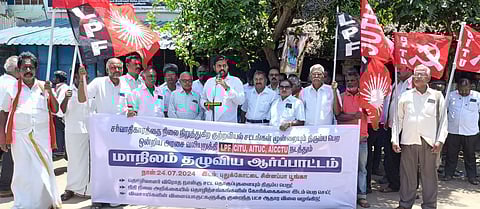 குற்றவியல் சட்டங்களை திரும்பப் பெறக் கோரி
தொழிற்சங்கத்தினா் ஆா்ப்பாட்டம்