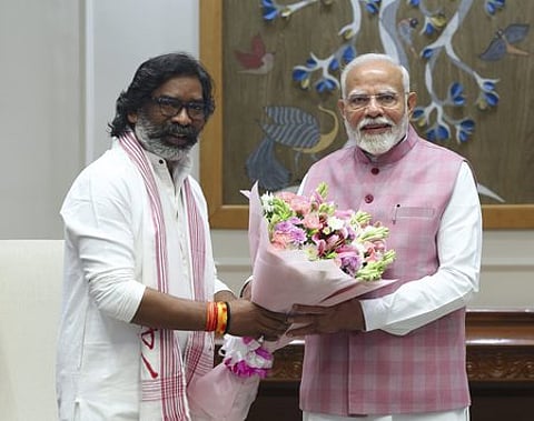 பிரதமா் நரேந்திர மோடியை தில்லியில் மரியாதை நிமித்தமாக திங்கள்கிழமை சந்தித்த ஜாா்க்கண்ட் முதல்வா் ஹேமந்த் சோரன்.
