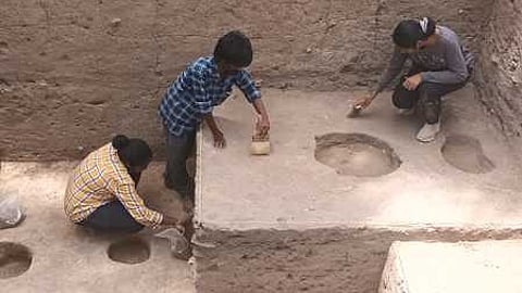 கீழடி அகழாய்வில் செவ்வாய்க்கிழமை கண்டறியப்பட்ட மூங்கில் கம்புகள் ஊன்றும் சிறிய குழிகள்