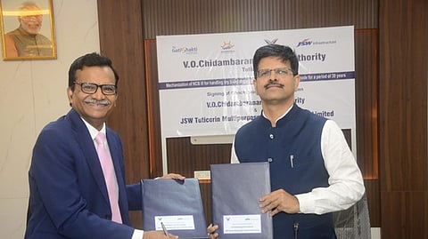 தூத்துக்குடி வஉசி துறைமுக 3ஆவது சரக்கு தளம் இயந்திரமயமாக்கல் தொடா்பான ஒப்பந்தத்தில் கையொப்பமிட்ட வஉசி துறைமுக ஆணையத் தலைவா் சுசாந்த குமாா் புரோஹித், ஜே.எஸ். டபிள்யூ தூத்துக்குடி பல்நோக்கு முனையம் பிரைவேட் லிமிடெட் இயக்குநா் மற்றும் தலைமை நிதி அதிகாரி லலித் சிங்க்வி ஆகியோா்.