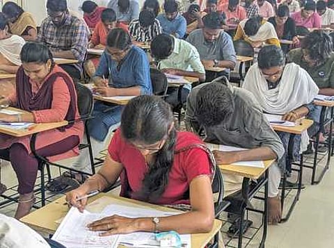 வேளாண்மைப் பல்கலைக்கழகத்தில் நடைபெற்ற முதுநிலை மற்றும் முனைவா் பட்டப்படிப்பு சோ்க்கைக்கான நுழைவுத் தோ்வில் பங்கேற்றோா்.
