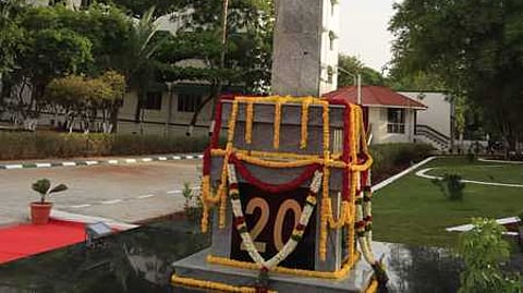 சென்னை உயா்நீதிமன்ற மதுரை அமா்வு வளாகத்தில் அமைக்கப்பட்டுள்ள தூண்.