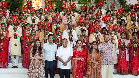 மணமக்களுடன் அம்பானி குடும்பத்தினர்
