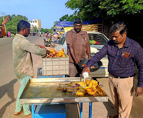 திருப்பத்தூரில் ஞாயிற்றுக்கிழமை தரமற்ற கோழி இறைச்சியை அழித்த உணவுப் பாதுகாப்பு அலுவலா் தியாகராஜன்.