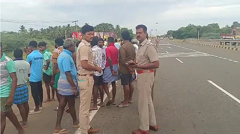 திருச்சி - தஞ்சை தேசிய நெடுஞ்சாலையில் நடந்து சென்று கொண்டிருந்தவர்கள் மீது அந்தவழியே வந்த சரக்கு வாகனம் மோதியதில் உடல் நசுங்கி ஐந்து பேர் சம்பவ இடத்திலேயே பலியாகினர்.