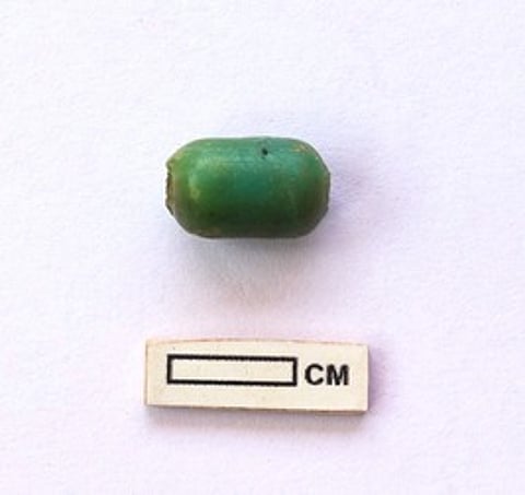 மருங்கூா் அகழாய்வில் கண்டெக்கப்பட்ட பழங்கால கண்ணாடி மணி.