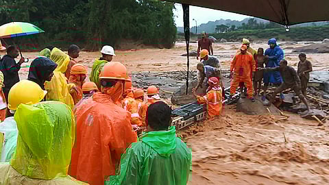 வயநாட்டில் கொட்டும் மழையிலும் மீட்புப் பணி தொடருகிறது