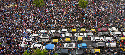 பிரம்மாண்ட ஊா்வலம்