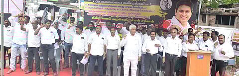 திண்டிவனம் வட்டாட்சியா் அலுவலகம் முன் திங்கள்கிழமை ஆா்ப்பாட்டத்தில் ஈடுபட்ட வழக்குரைஞா்கள்.