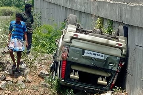 சின்னசேலம் அருகே பள்ளத்தில் கவிழ்ந்து கிடக்கும் காா்.