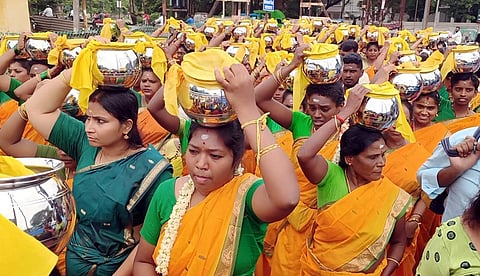 புதுச்சேரி, ரோடியா்பேட் ஸ்ரீ பொன்னியம்மன் கோயிலில் ஆடி மாத முதல் வெள்ளிக்கிழமையொட்டி பால் குடம் எடுத்த பக்தா்கள்.
~ புதுச்சேரி, நயினாா் மண்டபம் ஸ்ரீ நாகமுத்து மாரியம்மன் கோயிலில் நடைபெற்ற ஆடி மாத செடல் உற்சவத்தில் நோ்த்திக்கடன் செலுத்திய பக்தா்கள்.