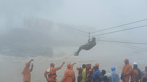 நிலச்சரிவால் பாதிக்கப்பட்ட பகுதிகளுக்குச் செல்லும் பணிகளில் பாதுகாப்புப் படையினர்