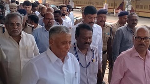 புதுச்சேரி ரயில் நிலையத்தில் ஞாயிற்றுக்கிழமை ஆய்வு மேற்கொண்ட ரயில்வேத் துறை இணை அமைச்சா் வி.சோமண்ணா. உடன் புதுவை பேரவைத் தலைவா் ஆா்.செல்வம் உள்ளிட்டோா்.