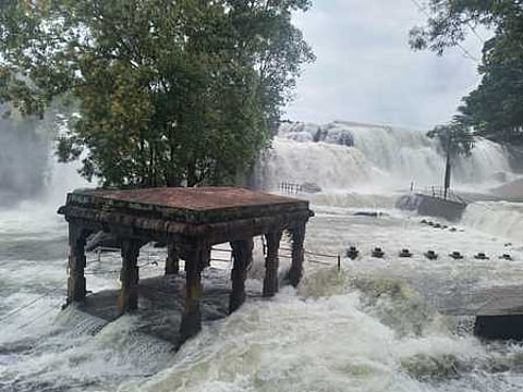 திற்பரப்பு அருவியில் செவ்வாய்க்கிழமை ஏற்பட்ட வெள்ளப்பெருக்கு.