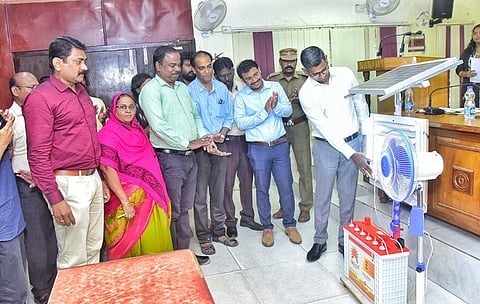 சூரிய சக்தி மின் திட்டத்தைத் தொடக்கிவைத்த ஆட்சியா் பி.என். ஸ்ரீதா். உடன், மாவட்ட வன அலுவலா் பிரசாந்த் உள்ளிட்டோா்.