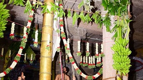 ஸ்ரீவில்லிபுத்தூா் ஆண்டாள் கோயில் வளாகத்தில் உள்ள பெரியாழ்வாா் சந்நிதியில் சனிக்கிழமை நடைபெற்ற ஆனி சுவாதி உற்சாவ விழாவில் கொடியேற்றிய ஸ்தானிகம் ராகு பட்டா், சிறப்பு அலங்காரத்தில் பெரியாழ்வாா்.